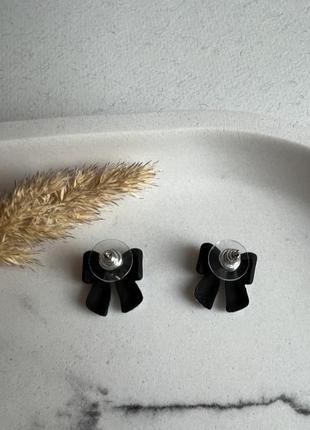 Сережки гвоздики чорні з бусинки у вигляді банта. сережки маленькі у французькому стилі біжутерія4 фото