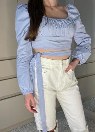 Короткая блуза с объемными рукавами