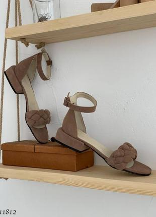 Босоніжки натуральний замш коричневі з косичкою низький хід