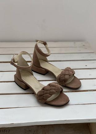 Босоніжки натуральний замш коричневі з косичкою низький хід