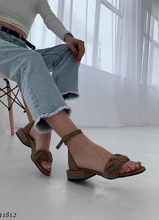 Босоніжки натуральний замш коричневі з косичкою низький хід