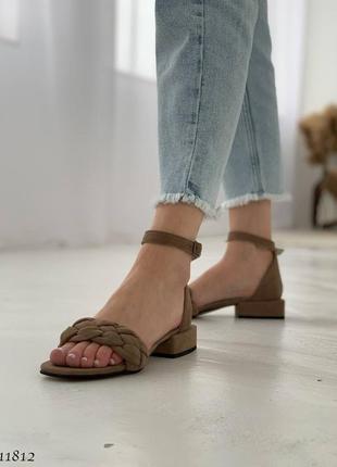 Босоніжки натуральний замш коричневі з косичкою низький хід