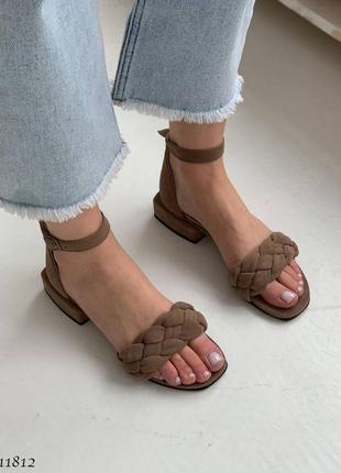 Босоніжки натуральний замш коричневі з косичкою низький хід