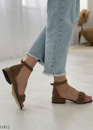 Босоніжки натуральний замш коричневі з косичкою низький хід