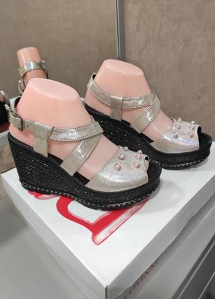 Босоніжки жіночі на танкетці