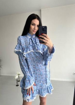 Красива весняна сукня голуба квіткова з мереживом