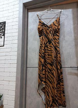 Шикарна сукня ,на тонких брителях