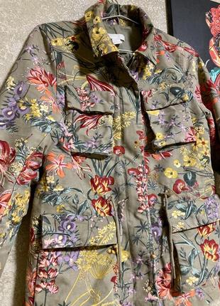 Ветровка куртка хаки в цветы h&amp;m4 фото