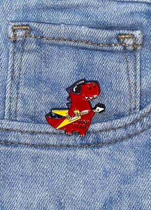 Значок / пин / металлический дракончик красного цвета с гитарой