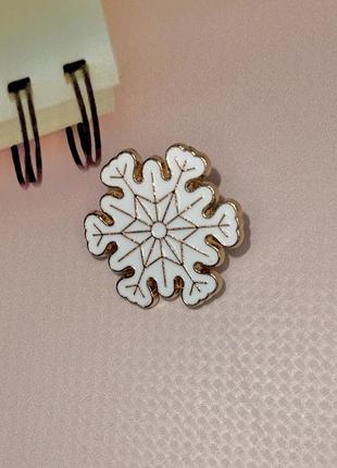 Значок / пин / металлический новогодняя тематика снежинка белая