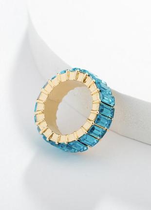Массивное женское кольцо с яркими сияющими голубыми камешками золотистого цвета (17)