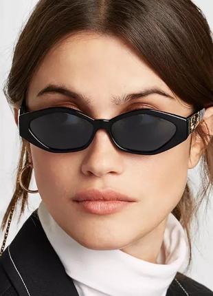 Сонцезахисні жіночі окуляри в ретростилі чорні