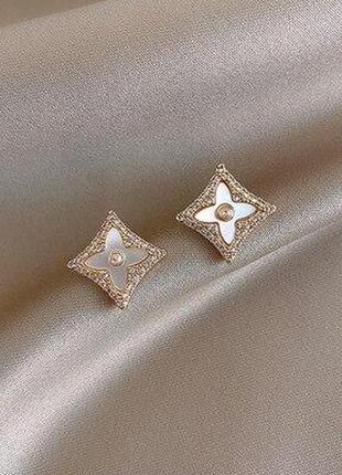 Элегантные серьги женские гвоздики ромбы с кристаллами oxa золотисто-белые3 фото