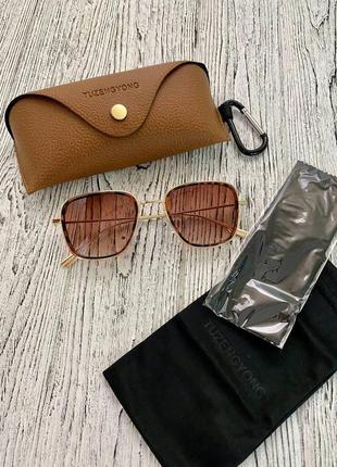 Очки солнцезащитные унисекс квадрат в золотистой оправе с коричневым футляром