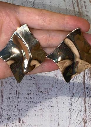 Серьги женские (бижутерия) массивные рельефные ромбики oxa золотистые2 фото