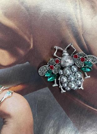 Брошь булавка пчела серебристая в камне с серым жемчугом