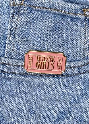 Значок/пін металевий напис love sick girls рожевого кольору