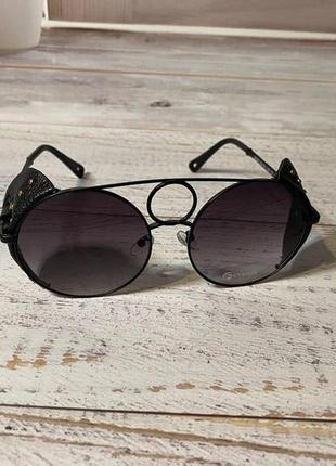Женские очки солнцезащитные черного цвета с кожаными вставками на оправе6 фото