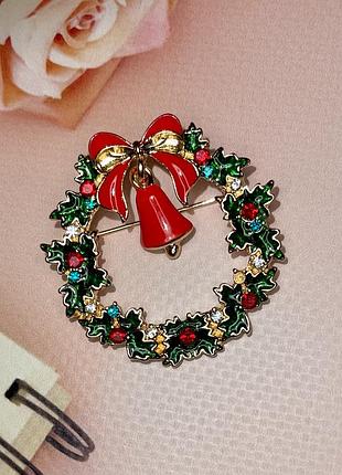 Брошка жіноча різдвяна вінок із дзвіночком червоно-зелена зі стразами різнобарвна новорічна тематика