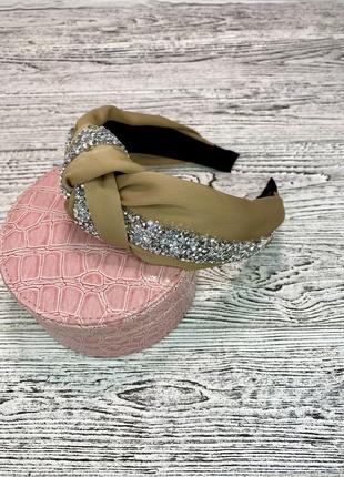 Шикарный женский обруч / чалма для волос oxa со стразами  песочного цвета