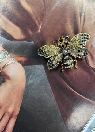 Брошь булавка бабочка с золотисто-синими камнями золотистая4 фото