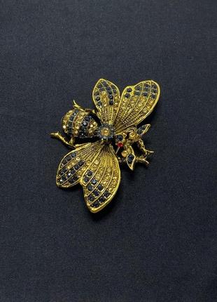 Брошь булавка бабочка с золотисто-синими камнями золотистая7 фото