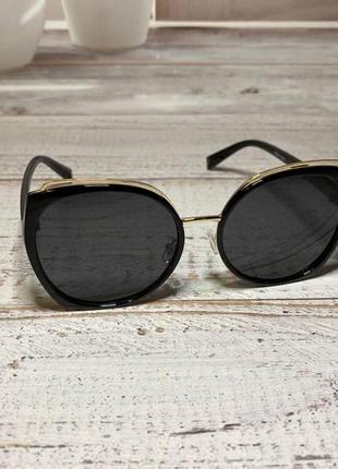 Женские очки солнцезащитные стильные черного цвета с золотистыми вставками5 фото