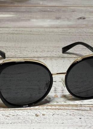 Женские очки солнцезащитные стильные черного цвета с золотистыми вставками1 фото