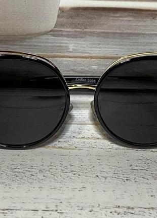 Женские очки солнцезащитные стильные черного цвета с золотистыми вставками2 фото