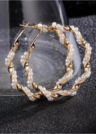 Серьги кольца с жемчужинами золотистые, сережки круглые2 фото