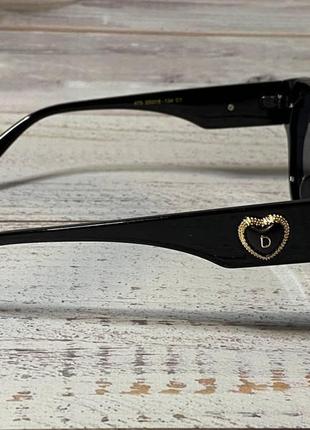 Женские очки солнцезащитные черного цвета с золотистым сердечком по бокам3 фото