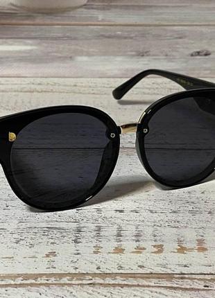 Женские очки солнцезащитные черного цвета с золотистым сердечком по бокам