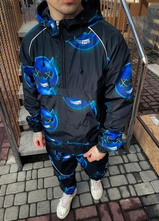 Костюм черный с синим принтом