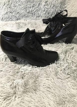 Ботильйони лакова шкіра