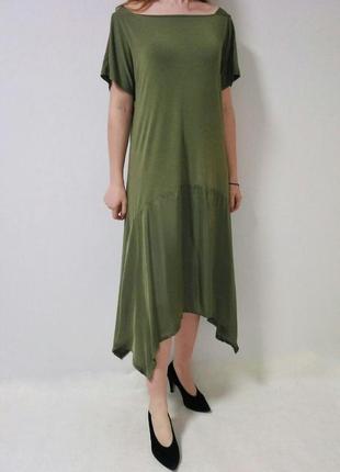 Сукня оливкового кольору з атласною обробкою