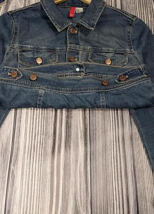 Укороченая тонкая джинсовая куртка divided #10874 фото