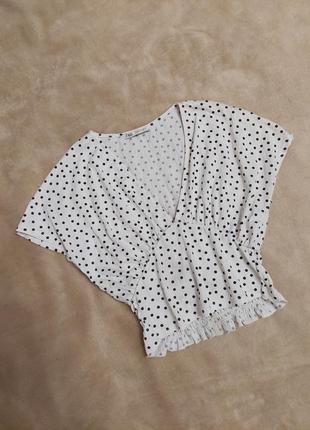 Актуальний трендовий літній легкий білий кроп топ zara топік в горошок зі спущеними плечами блуза в стилі bershka h&m