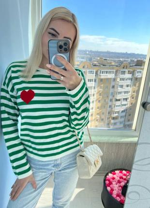 Базовий светр в смужку с сердечком1 фото