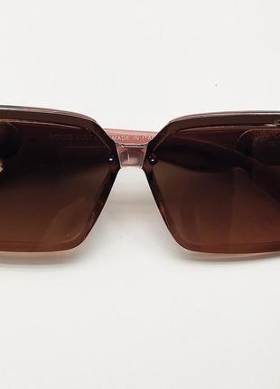 Сонцезахисні жіночі окуляри в прозорій коричневій оправі та пудровими дужками3 фото