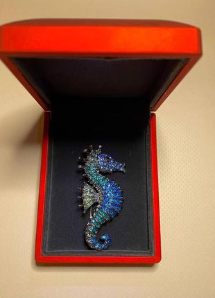 Брошь булавка морской конек синего цвета с яркими вставками в камнях2 фото