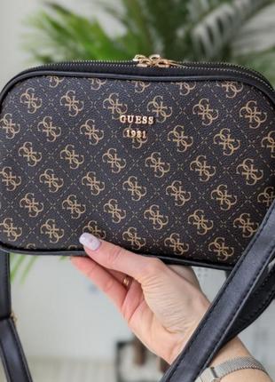 Сумка кросс боди guess на три отделения.