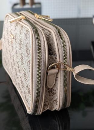 Сумка кросс боди guess на три отделения.