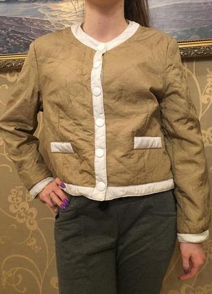 Очень красивая и стильная брендовая лёгкая курточка.