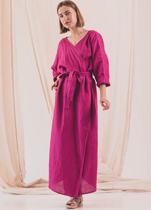 Малиновое платье на запах с поясом в стиле кимоно из натурального льна
