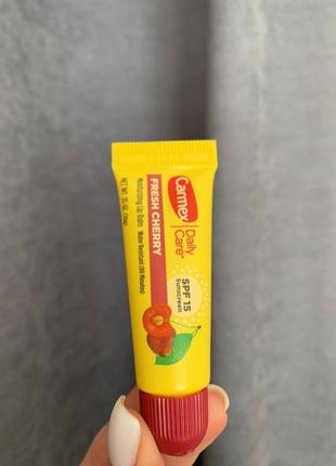 Бальзам для губ вишня carmex daily care moisturizing lip balm fresh cherry 10 g1 фото