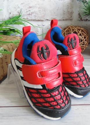 Бомбезні кросівки adidas marvel 22розмір3 фото