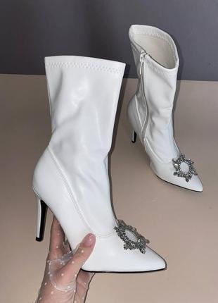 Ботинки на каблуке с брошью белые