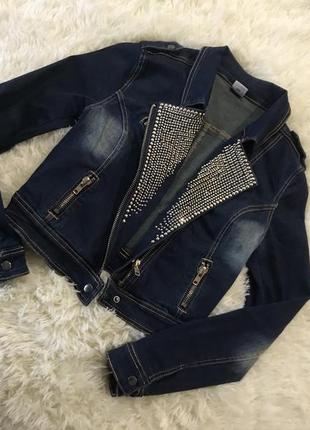 Стильная джинсовая куртка укороченная косуха с металлическими элементами