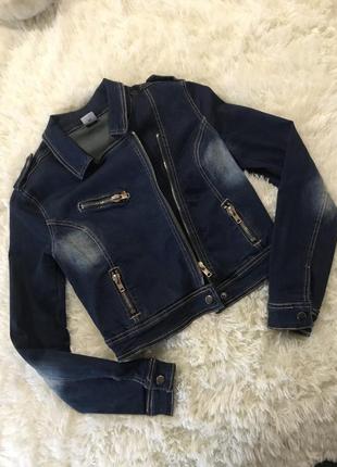 Стильная джинсовая куртка укороченная косуха с металлическими элементами4 фото