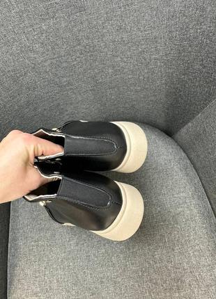 Чорні шкіряні черевики з декором7 фото